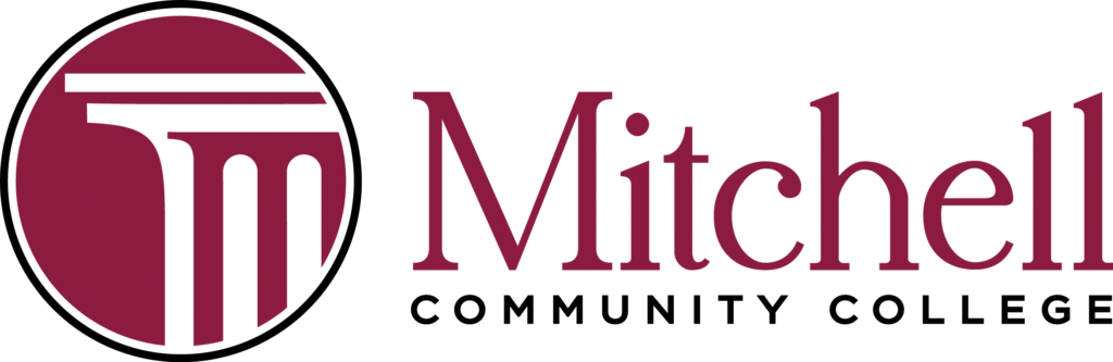 Horizontales burgunderrotes Logo des Mitchell Community College.